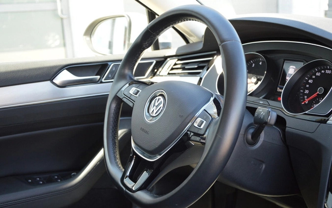 Volkswagen Passat cena 89900 przebieg: 72969, rok produkcji 2018 z Miłomłyn małe 407